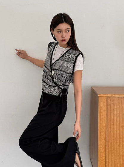 MZ996 CROPPED KNIT V-NECK VEST