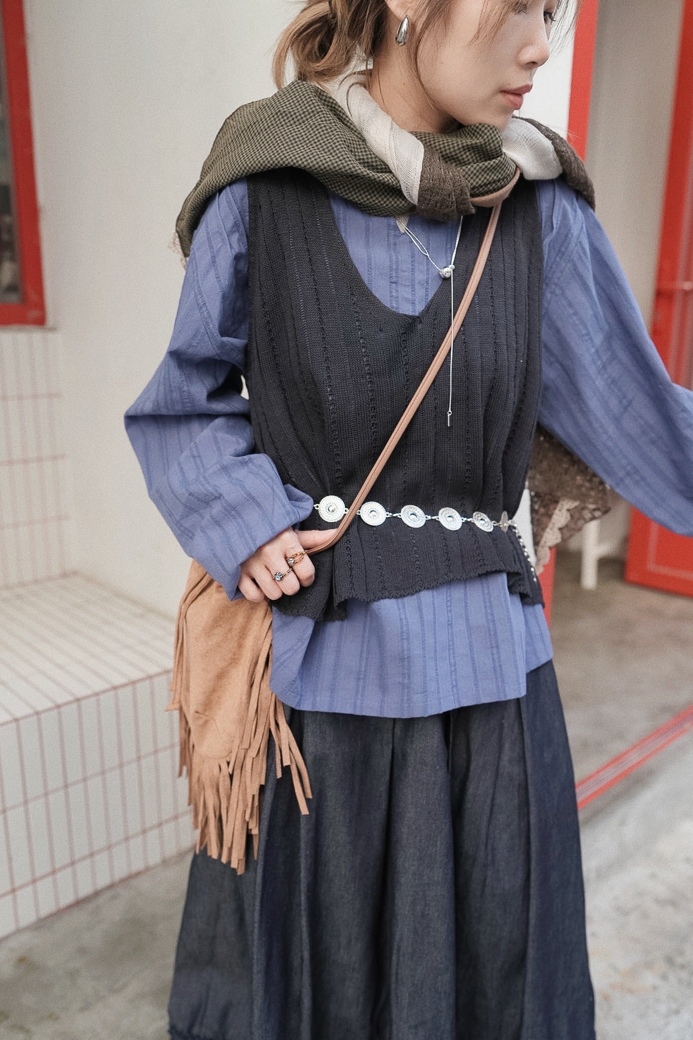 MZ968 V-NECK KNIT VEST WITH CONCHO BELT