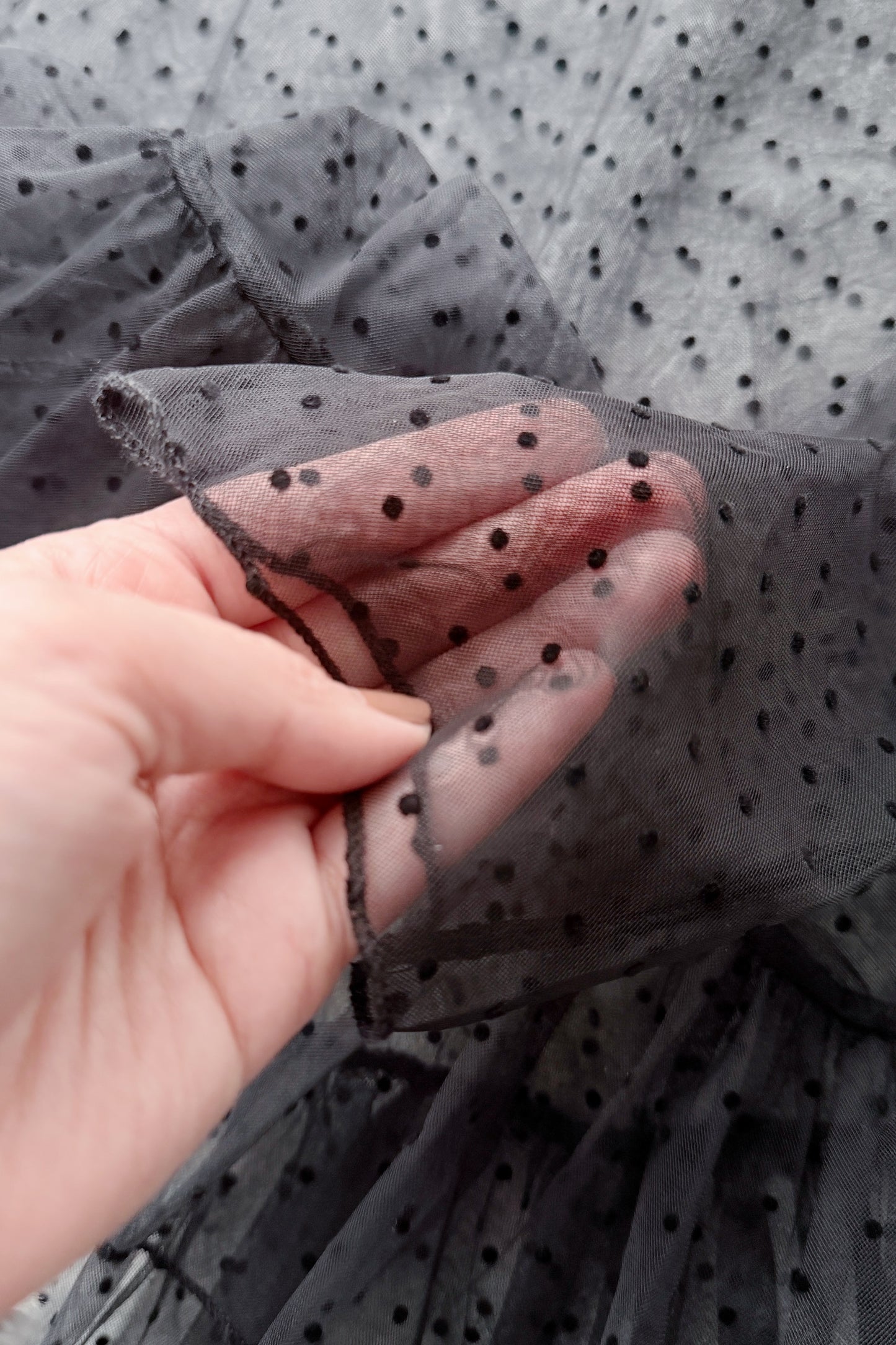 MZ978 MESH DOT RUFFLE TOP