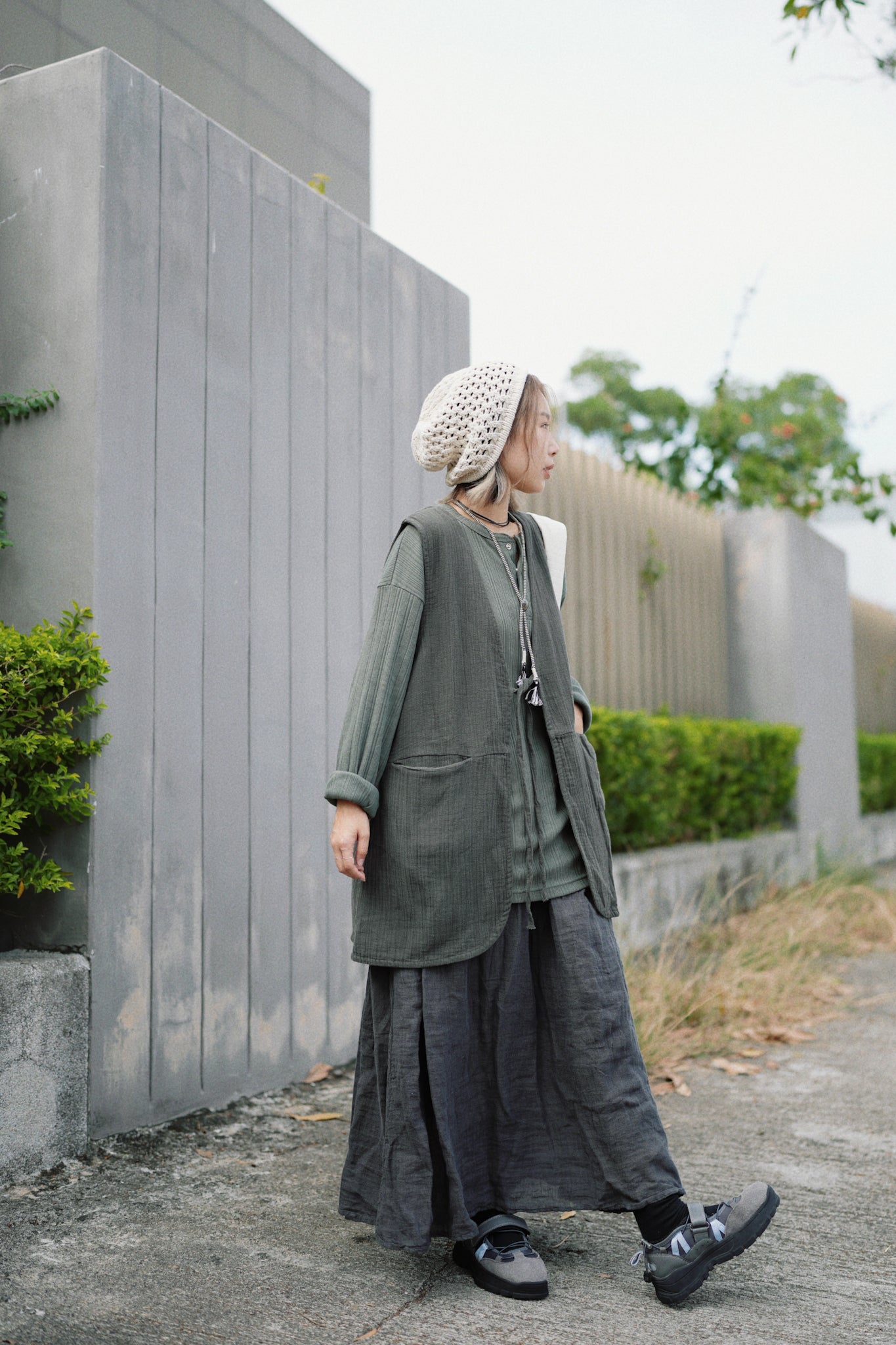 CA672 COLLARLESS CREPE VEST