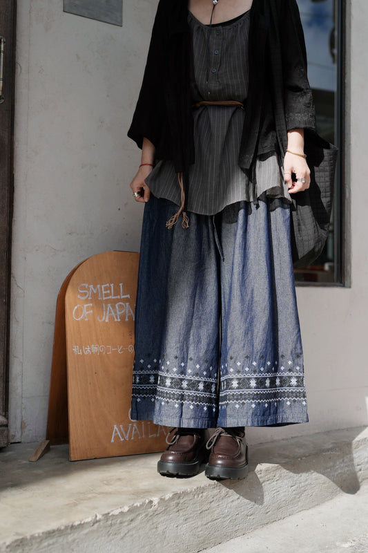 NA458 EMBROIDERED DENIM PANTS