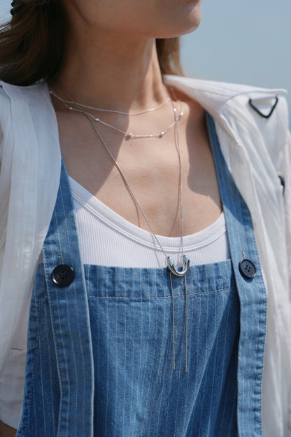 NA436 MOTIF LOOP TIE NECKLACE
