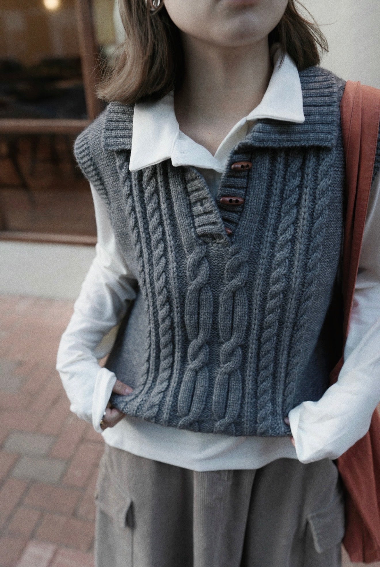 MZ895 TOGGLE BUTTON TWISTED KNIT VEST
