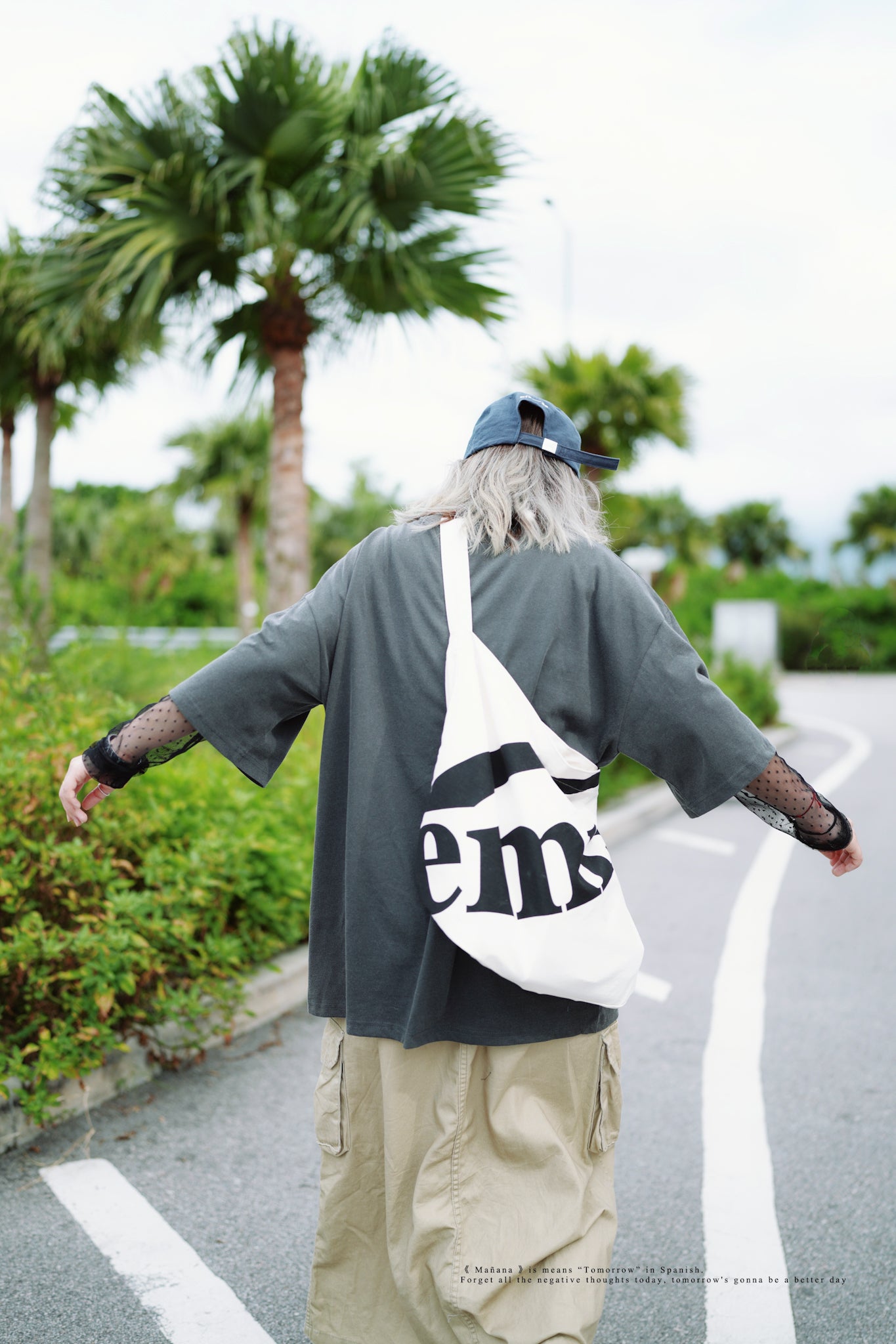 emis - Cropped Logo Tote Bag