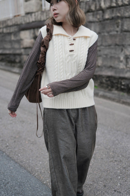 MZ895 TOGGLE BUTTON TWISTED KNIT VEST
