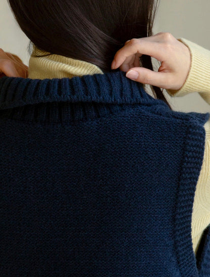 MZ895 TOGGLE BUTTON TWISTED KNIT VEST