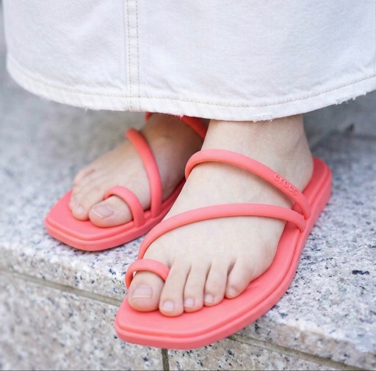 CROCS MIAMI TOE-LOOP BEACH SANDALS (4 COL)