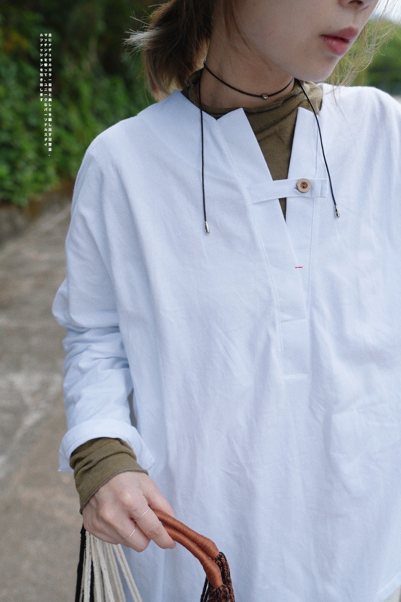 MZ625 V-NECK BUTTON TOP