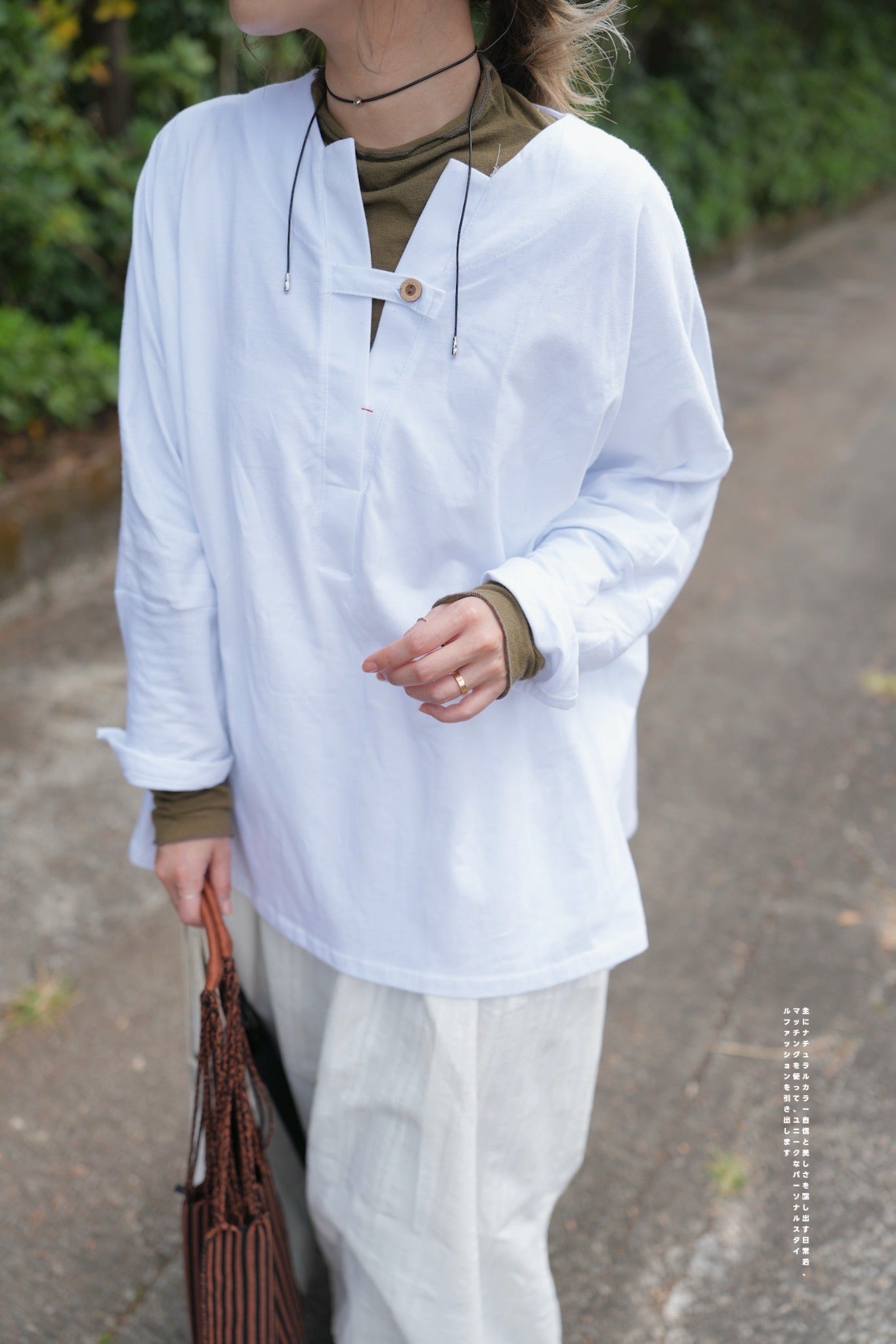 MZ625 V-NECK BUTTON TOP