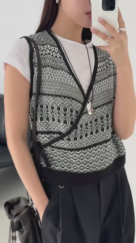 MZ996 CROPPED KNIT V-NECK VEST