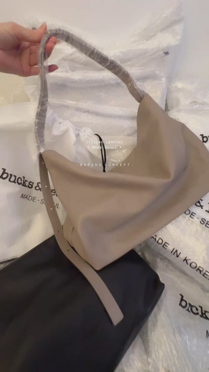 MZ712 BUCKS & LEATHER HOBO BAG